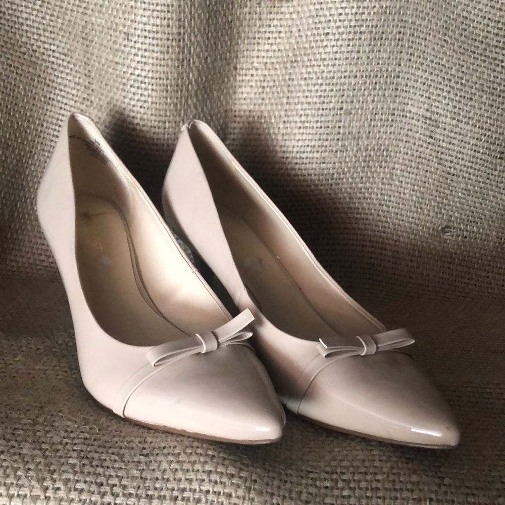 Nine West Tan Heels with Bow